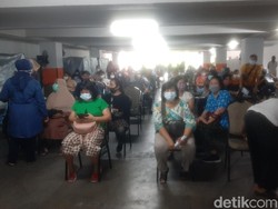 Vaksinasi COVID Lansia Berkerumun, DPRD Pekanbaru Kritik Kesiapan Panitia