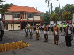 Polisi Bojonegoro Anugerahi Penghargaan Kades hingga RT Terkait PPKM Mikro