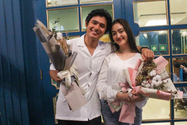 Merayakan anniversary pertama hubungan mereka.