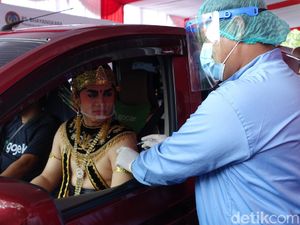 Ketika Rama dan Shinta Ikut Suntik Vaksin Covid-19 Drive Thru di Prambanan Ketika Rama dan Shinta Ikut Suntik Vaksin Covid-19 Drive Thru di Prambanan