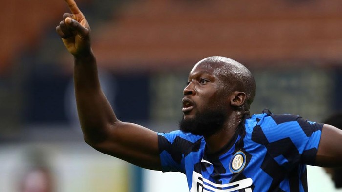 MILAN, ITALY - OCTOBER 17:  Romelu Lukaku of FC Internazionale celebrates his goal during the Serie A match between FC Internazionale and AC Milan at Stadio Giuseppe Meazza on October 17, 2020 in Milan, Italy.  (Photo by Marco Luzzani/Getty Images)