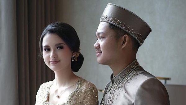 Foto: Cantiknya Sarah Menzel Kekasih Azriel, Berkebaya di Pernikahan Aurel