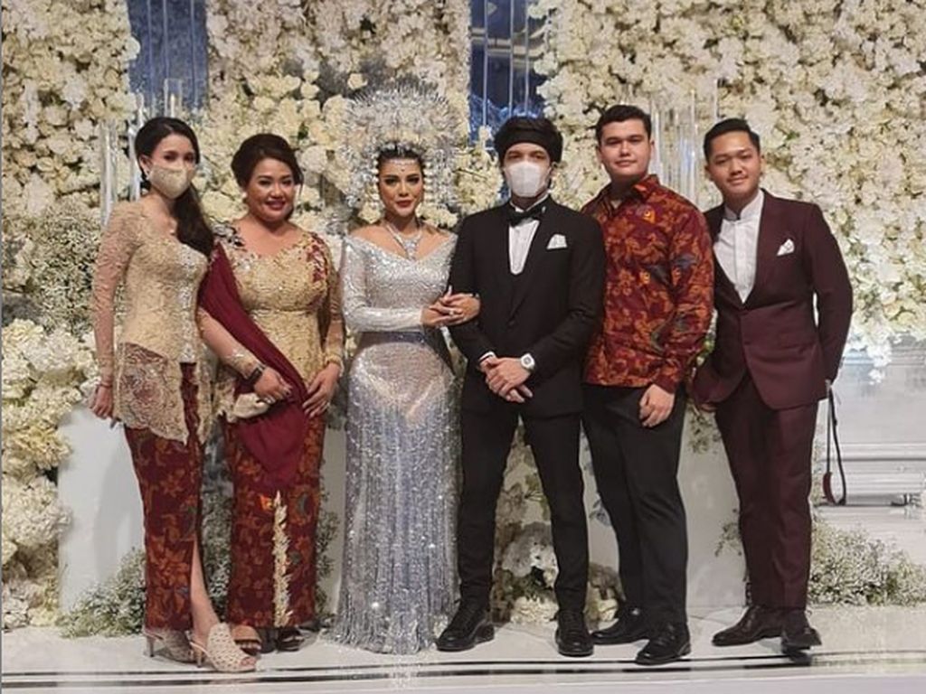 Gaya Nyeleneh Atta Halilintar saat Nikah, Sepatunya Curi Perhatian Netizen Gaya Nyeleneh Atta Halilintar saat Nikah, Sepatunya Curi Perhatian Netizen