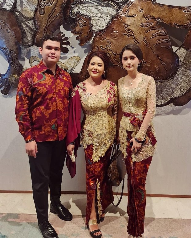 Sarah Menzel dan Keluarga/instagram.com/windysavosacouture