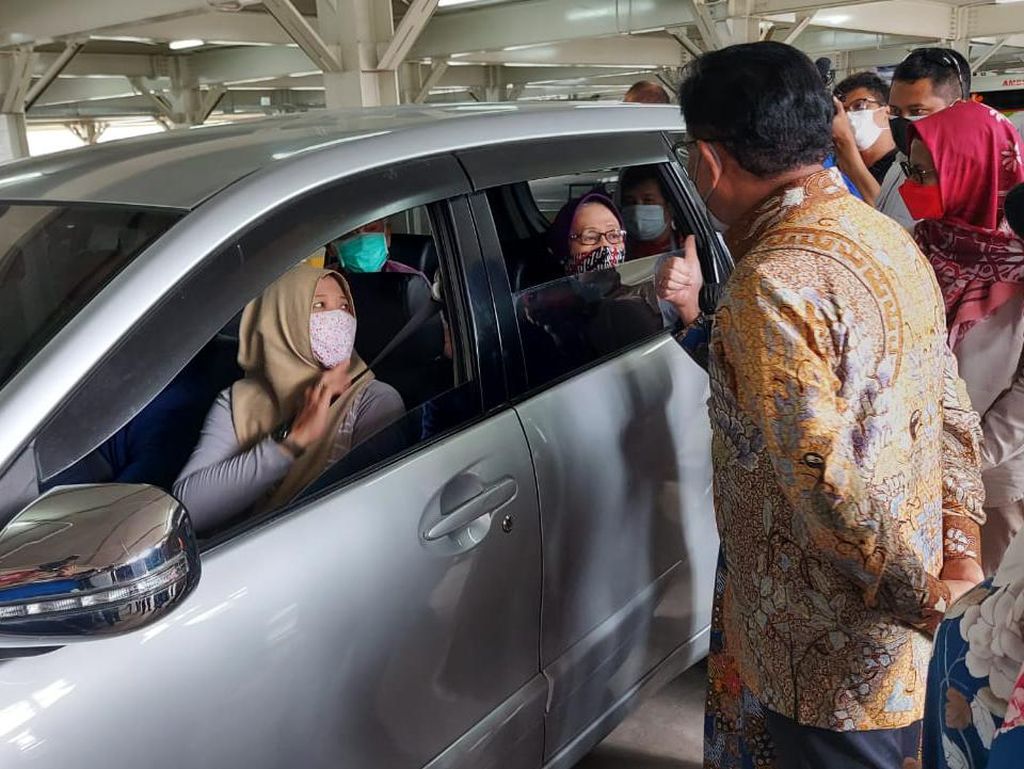 Vaksinasi Drive Thru Gratis di Depok, Tapi Kok Sepi? Vaksinasi Drive Thru Gratis di Depok, Tapi Kok Sepi?