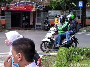 Sekolah Tatap Muka di Solo, Kok Masih Ada Siswa Dijemput Ojol? Sekolah Tatap Muka di Solo, Kok Masih Ada Siswa Dijemput Ojol?