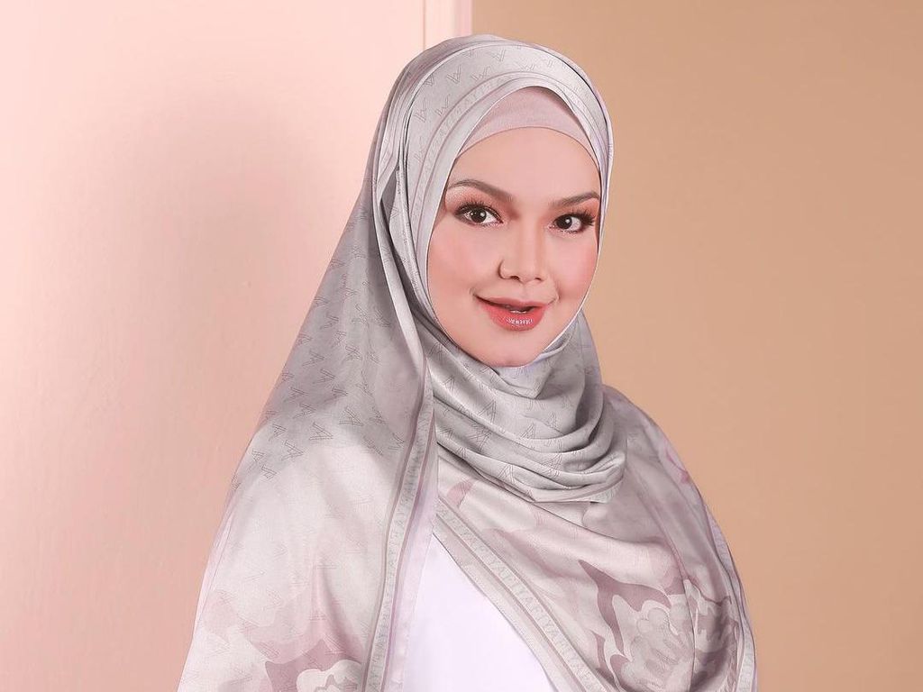 Siti Nurhaliza Luncurkan Produk Hijab, Netizen Sebut Jilbab Orang Kaya