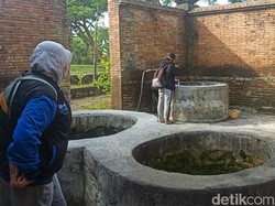 Ritual Mandi Telanjang di Sumur Gandeng Dipercaya Bisa Dekatkan Jodoh