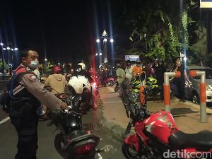 Polisi Bubarkan Massa yang Nyaris Tawuran di Jalan Ketabang Kali Surabaya