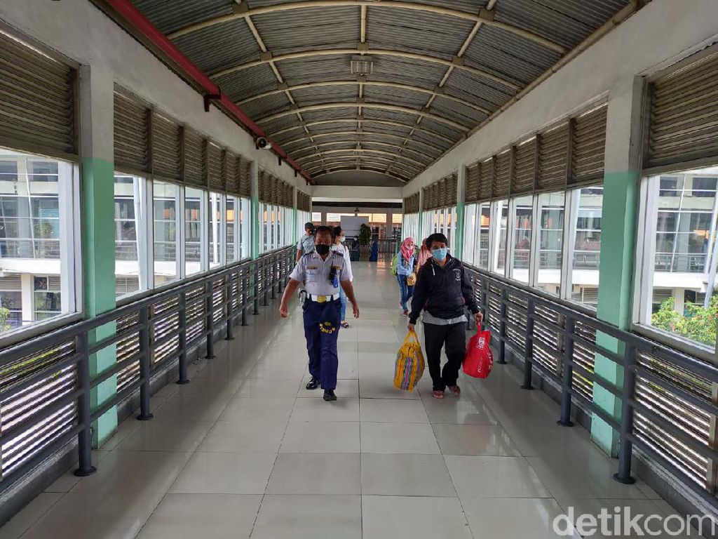 Jumlah Penumpang Terminal Bungurasih Naik Saat Long Weekend, Tapi... Jumlah Penumpang Terminal Bungurasih Naik Saat Long Weekend, Tapi...