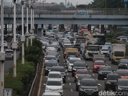 Hujan Mengguyur, Lalu Lintas di Tol JORR Padat Merayap