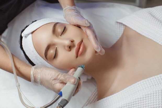 Treatment dermabrasi untuk milia/Foto: Freepik Milia