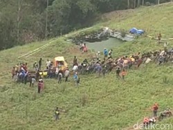 Begini Evakuasi Truk yang Jatuh ke Jurang 100 Meter di Lereng Bromo