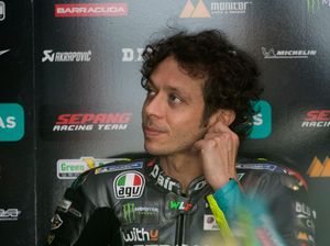 Gimana nih, Valentino Rossi... Kok Semakin di Belakang? Gimana nih, Valentino Rossi... Kok Semakin di Belakang?