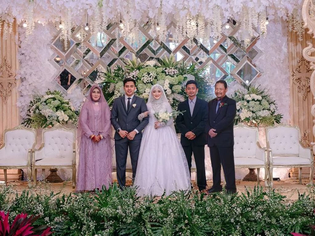 Viral Kisah Haru di Balik Foto Pernikahan, Hadirkan Ayah yang Meninggal
