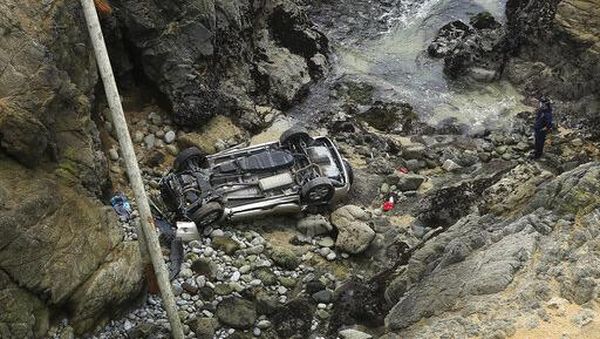 Waduh, Ada Mobil Jatuh dari Tebing di California