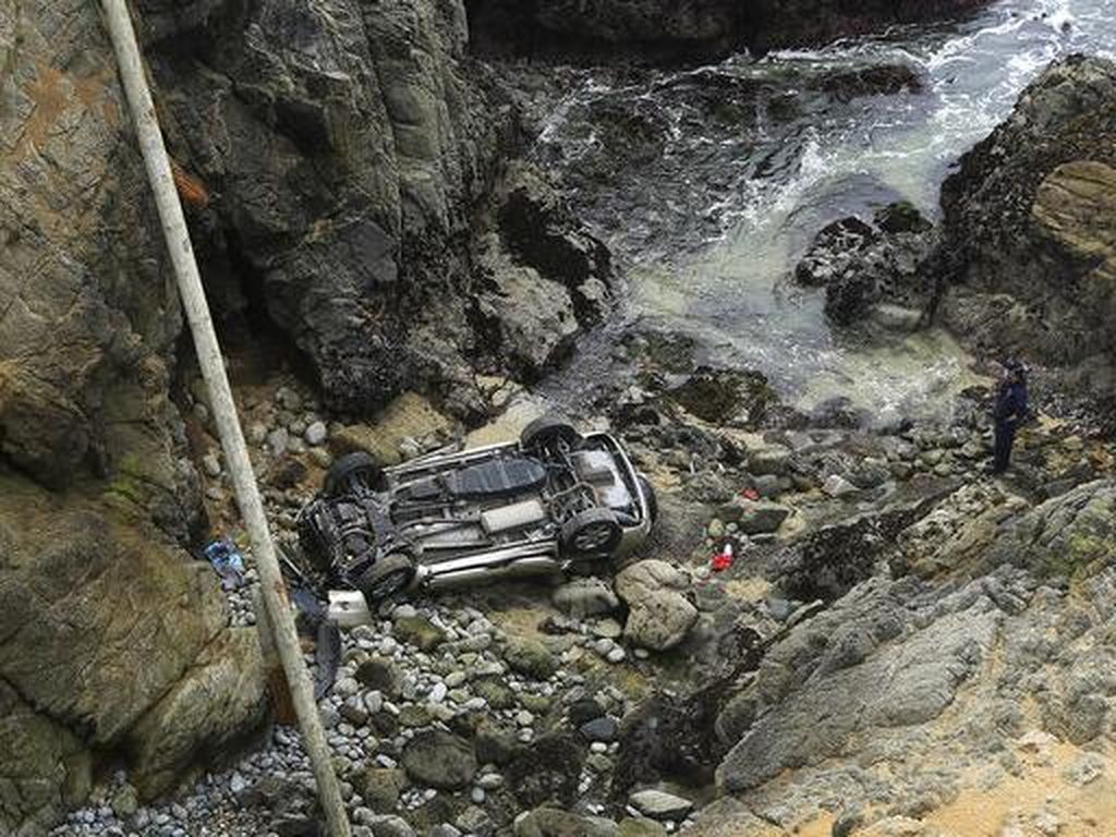 Waduh, Ada Mobil Jatuh dari Tebing di California Waduh, Ada Mobil Jatuh dari Tebing di California