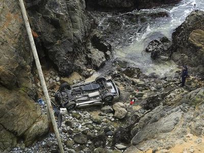 Waduh, Ada Mobil Jatuh dari Tebing di California