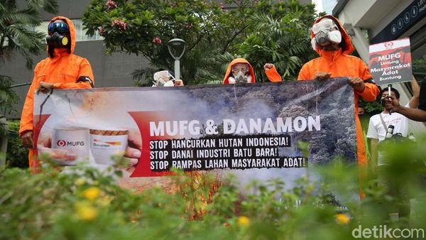 Walhi Geruduk Kantor MUFG Bawa Isu Kerusakan Hutan