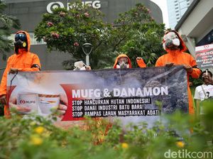 Walhi Geruduk Kantor MUFG Bawa Isu Kerusakan Hutan