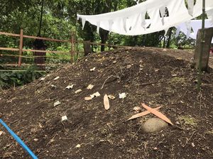 Duh, Ada yang Keramatkan-Lempar Uang ke Kuburan yang Menggelembung