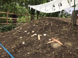 Duh, Ada yang Keramatkan-Lempar Uang ke Kuburan yang Menggelembung