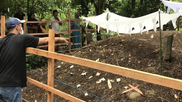Potret Duit Bertebaran di Atas Kuburan Meninggi di Sumbar