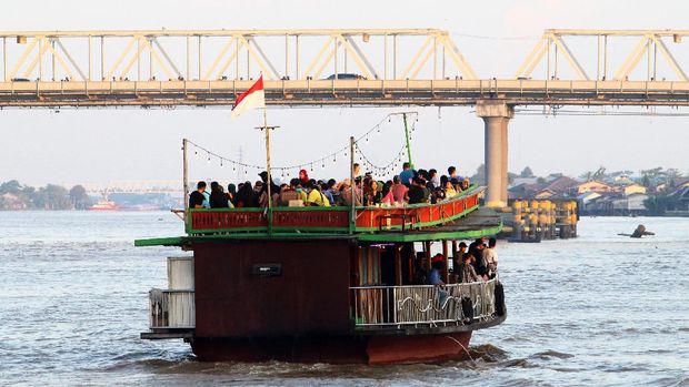 Sejumlah warga bersantai di kapal wisata di Sungai Kapuas, Pontianak, Kalimantan Barat, Minggu (4/4/2021). Wisata menyusuri Sungai Kapuas selama 40 menit dengan menggunakan kapal wisata tersebut dikenakan tarif sebesar Rp10 ribu hingga Rp15 ribu per penumpang. ANTARA FOTO/Jessica Helena Wuysang/nz