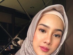 Bikin Pangling, Gaya Anya Geraldine Pakai Hijab dengan Gamis Macan Tutul