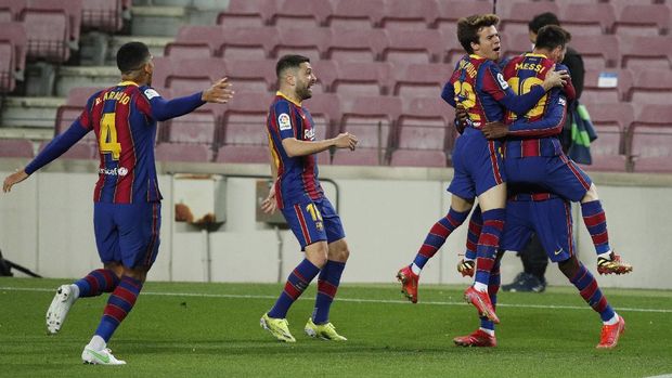 Soccer Football - La Liga Santander - FC Barcelona v Real Valladolid - Camp Nou, Barcelona, Spain - April 5, 2021 Barcelona's Ousmane Dembele celebrates scoring their first goal with Lionel Messi and teammates REUTERS/Albert Gea