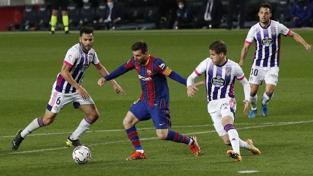 Soccer Football - La Liga Santander - FC Barcelona v Real Valladolid - Camp Nou, Barcelona, Spain - April 5, 2021 Barcelona's Lionel Messi in action with Real Valladolid's Bruno Gonzalez REUTERS/Albert Gea