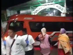 Waduh! Minibus Ini Nyasar Sampai Puncak Makam Sunan Muria Kudus