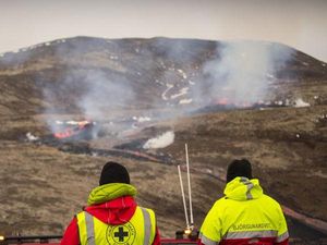 Gunung Berapi Islandia Keluarkan Lava Lagi, Malah Jadi Tontonan Pendaki