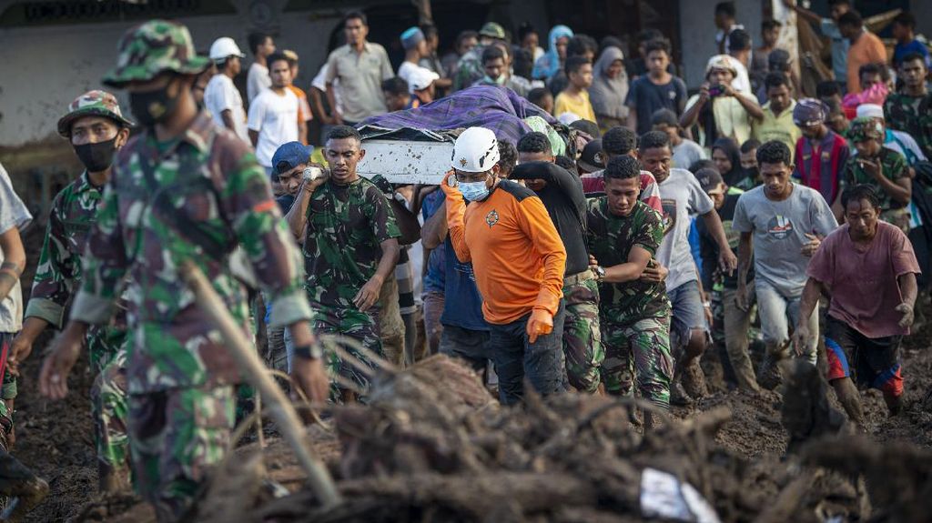 Momen Evakuasi Korban Banjir Bandang di Adonara