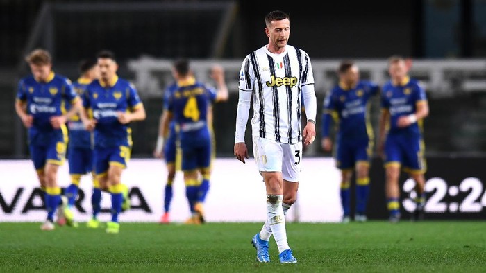 VERONA, ITALY - FEBRUARY 27: Federico Bernardeschi of Juventus reacts after conceding their sides first goal during the Serie A match between Hellas Verona FC and Juventus at Stadio Marcantonio Bentegodi on February 27, 2021 in Verona, Italy. Sporting stadiums around Italy remain under strict restrictions due to the Coronavirus Pandemic as Government social distancing laws prohibit fans inside venues resulting in games being played behind closed doors. (Photo by Alessandro Sabattini/Getty Images)