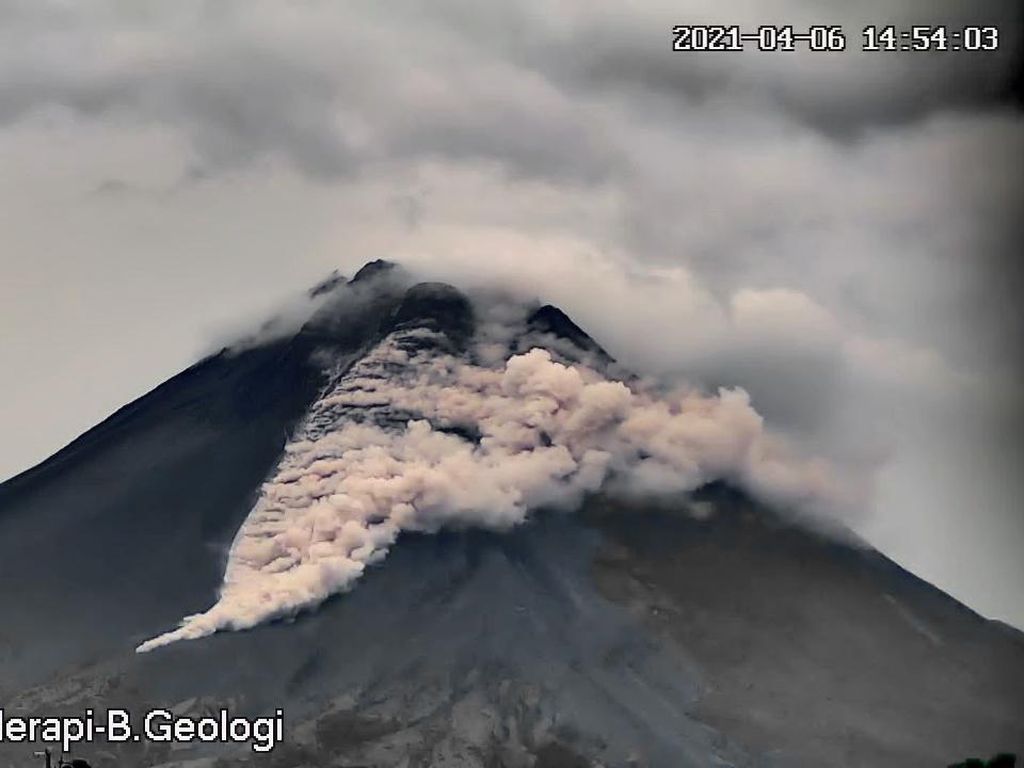 Gunung Merapi Erupsi, Luncurkan Awan Panas Sejauh 1,2 Km Gunung Merapi Erupsi, Luncurkan Awan Panas Sejauh 1,2 Km