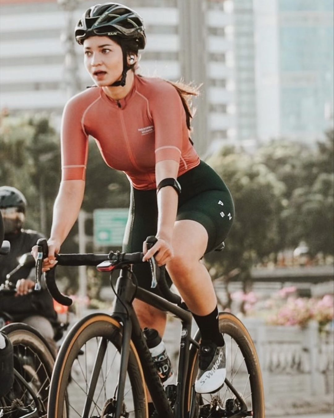 Tampilan sporty ala Enzy Storia.