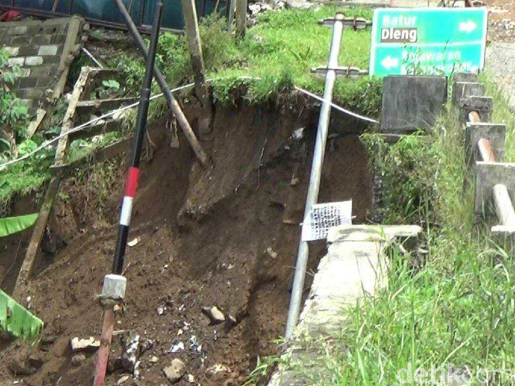 Tiang Jembatan Arah Dieng di Banjarnegara Ambrol, Mobil Tak Bisa Melintas Tiang Jembatan Arah Dieng di Banjarnegara Ambrol, Mobil Tak Bisa Melintas