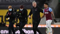David Moyes, manajer West Ham, tampak gembira sekali dengan Lingard yang membantu West Ham menang 3-2 atas Wolves. (Foto: Getty Images/Laurence Griffiths)
