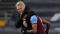Moyes kayaknya gemas banget nih sama Lord Lingard, yang dirangkulnya sebegitu erat ke ketiak. (Foto: Getty Images/Laurence Griffiths)