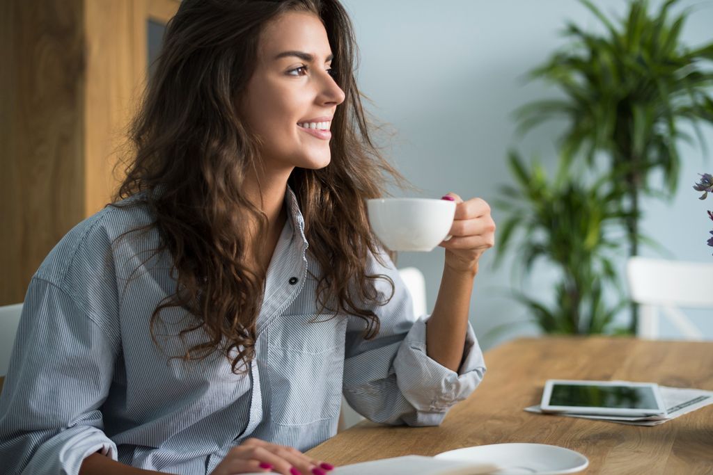 Kafein yang terus dikonsumsi bisa membuat kamu ketagihan dan merasa kurang ketika berhenti mengonsumsinya.