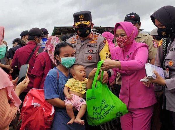 Kapolda dan Ketua Bhayangkari NTB Beri Bantuan untuk Korban Banjir Bima