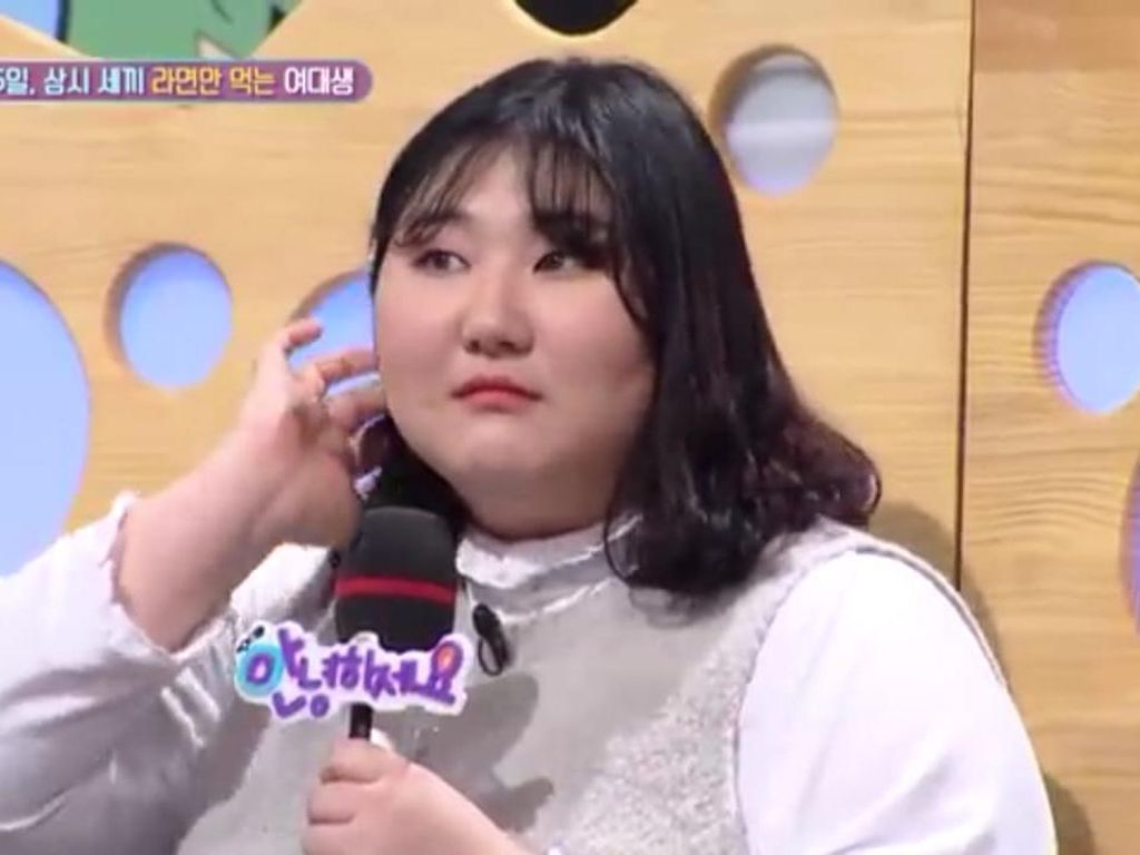 Ngeri! Terlalu Banyak Makan Mie Wanita Ini Alami Obesitas Hingga Sesak Nafas Ngeri! Terlalu Banyak Makan Mie Wanita Ini Alami Obesitas Hingga Sesak Nafas