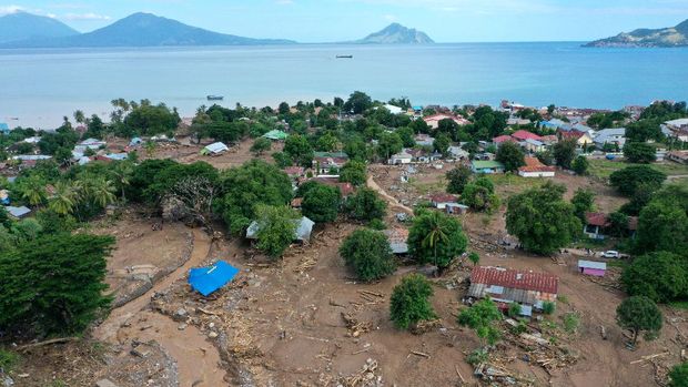 Foto udara situasi terakhir kerusakan yang diakibatkan banjir bandang di Waiwerang, Adonara Timur, Kabupaten Flores Timur, Nusa Tenggara Timur, Selasa (6/4/2021). Berdasarkan data pemerintah setempat hingga Selasa siang, sebanyak 50  orang meninggal dunia, 29 orang masih hilang, dan ratusan warga mengungsi akibat banjir yang terjadi pada Minggu (4/4). ANTARA FOTO/Aditya Pradana Putra/foc.
