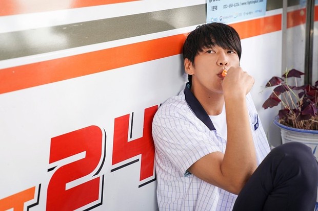 Kim Young Kwang Potret Kim Young Kwang saat memerankan Hwang Woo Yeon