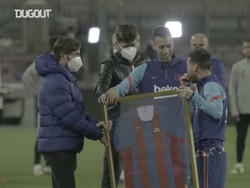 Detik-detik Lionel Messi Dapat Jersey yang Teramat Spesial