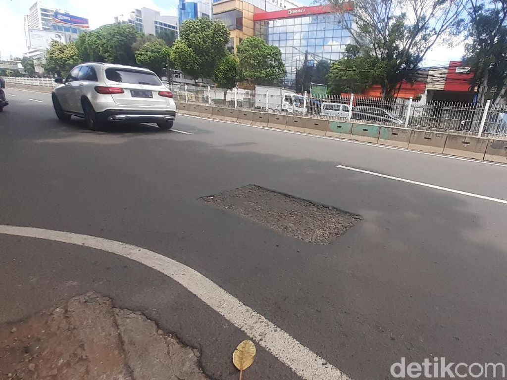Bina Marga Perintahkan Jakpro Tutup 32 Lubang Galian Mampang Prapatan Bina Marga Perintahkan Jakpro Tutup 32 Lubang Galian Mampang Prapatan