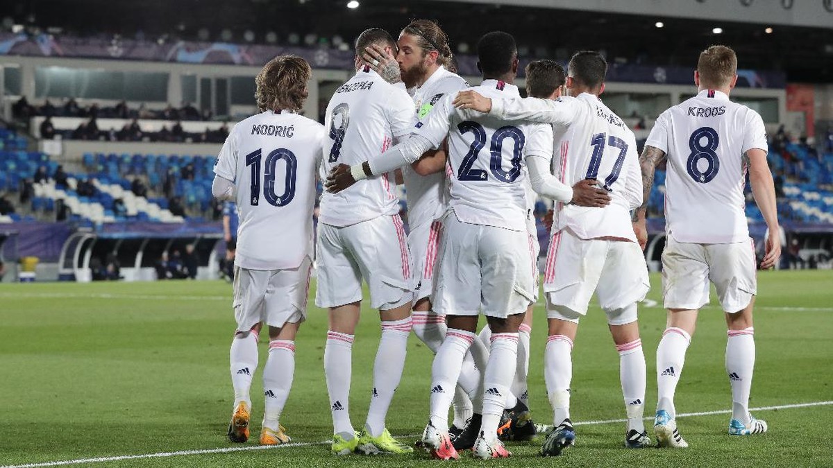 Pemain Real Madrid merayakan kemenangan atas Atalanta di Liga Champions. Los Blancos kini sudah menjejak semifinal, dan akan menghadapi Chelsea. (Foto: Getty Images/Gonzalo Arroyo Moreno)