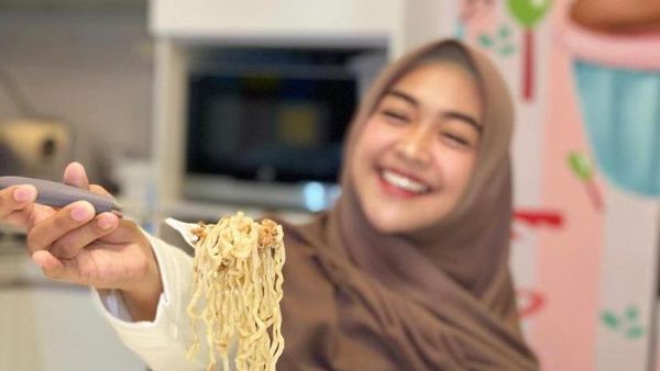 Mantul! Ria Ricis Paling Doyan Makan Ayam Goreng dan Mie Instan