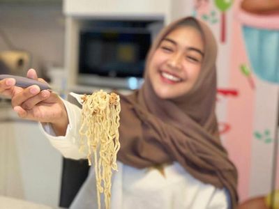 Mantul! Ria Ricis Paling Doyan Makan Ayam Goreng dan Mie Instan